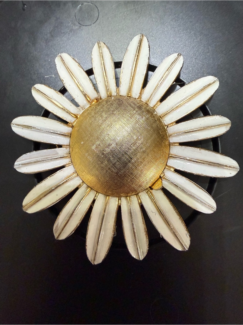 Avon White Petal Daisy Brooch with Gold Center